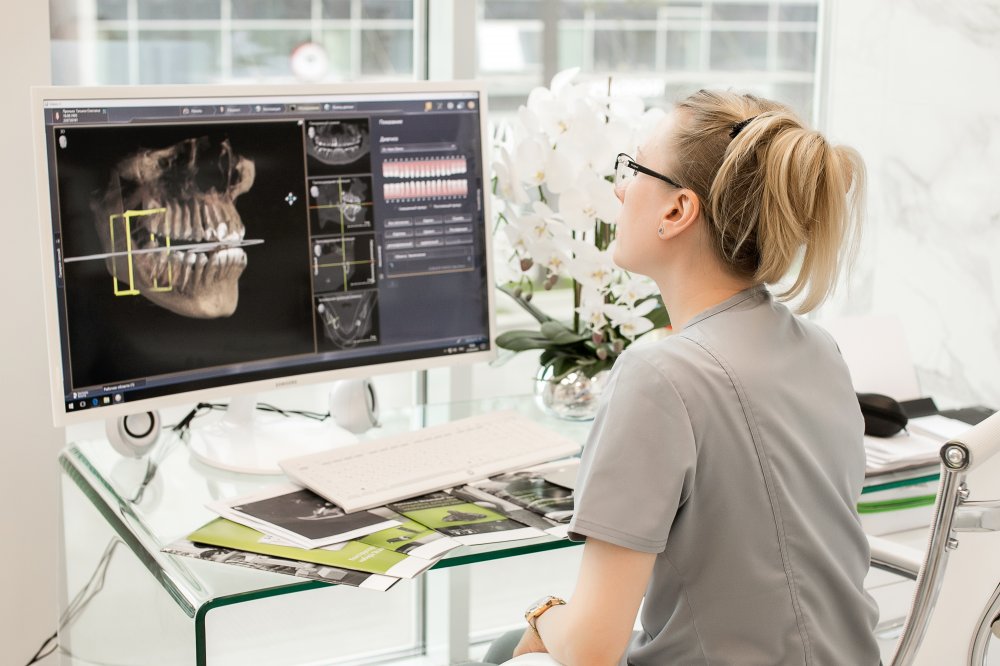 Врач «Династии» планирует лечение по 3D-снимку
